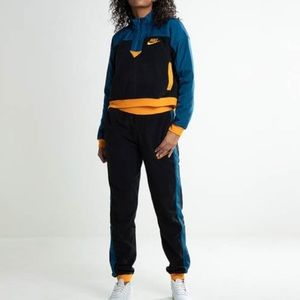 Nike Women’s Fleece Set